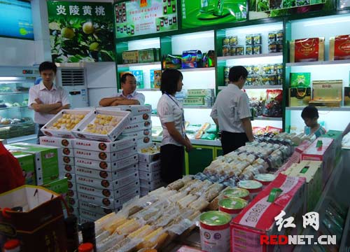 (湖南绿色食品展示销售中心进驻产品约500多个.